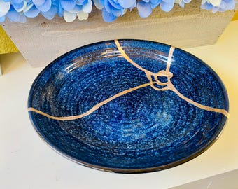Cuenco Kintsugi, cerámica grande azul medianoche con esmalte reactivo, restauración dorada de aniversario.