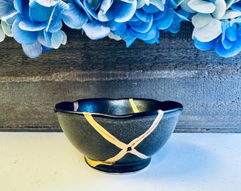 Kintsugi Schüssel, kleine Bronze Saucenschüssel, Kintsugi Goldreparatur Keramik, minimalistische Kunst, Wohnkultur, Geschenke für Frauen, Kintsugi Kunst