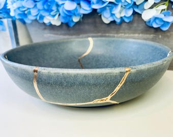 Bol Kintsugi, gres gris con detalles dorados, ideal para pasta o ensalada.