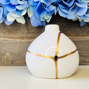 Kintsugi, Kintsugi Bowl, Kintsugi White Bud Vase, Kintsugi Gift, Christmas Gift, Gift for Her, Home Decor,  Minimalist, White Bud Vase