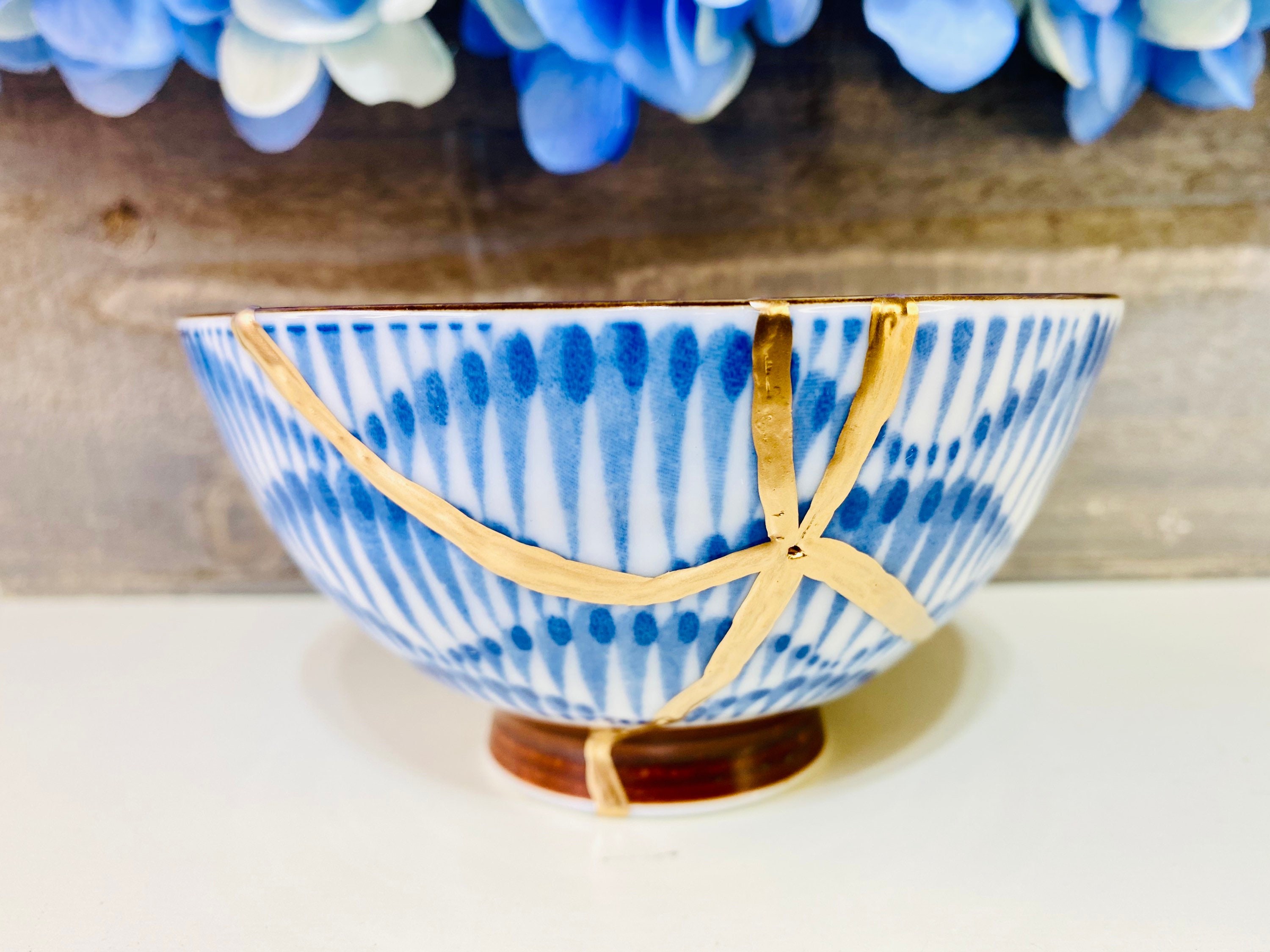 Premium AI Image  Shining Resurgence Kintsugi Pottery with Gold