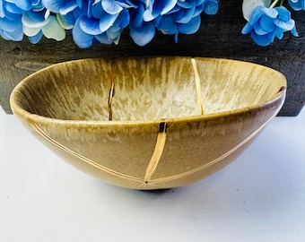 Kintsugi Schüssel, beige Keramik mit goldenen Linien, Reparatur japanischer Keramik