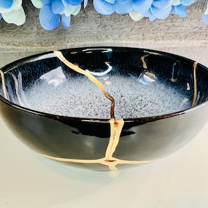 Kintsugi Bowl, Kintsugi Black Static Bowl, Kintsugi Pottery, Minimalist, Home Decor, Kintsugi, Home Decor, Black Stoneware Bowl Gold Inlaid