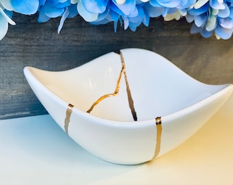 Kintsugi Bowl, White Curved Bowl, Kintsugi Gifts, Gift for Her, Handmade Gifts, Home Decor, Kintsugi Porcelain White Curved Bowl Gold Inlay
