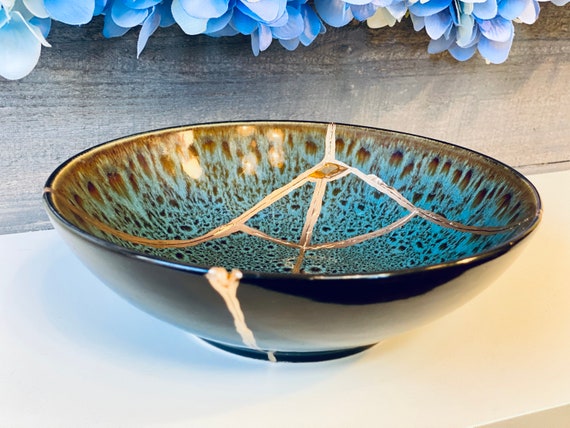 Kintsugi Bowl Photos, Images and Pictures