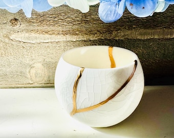 Kintsugi Schale Weiße Teetasse, Handgemachtes Jubiläumsgeschenk, Creme Knistern Goldreparatur, Innendekor, Minimalistisch