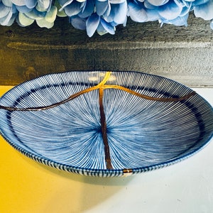 Kintsugi Bowl, Kintsugi Blue and White Lined Dish, Kintsugi Gold Repair, Ceramic Pottery, Minimalist Art, Home Decor, Kintsugi Art