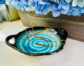 Kintsugi Blau Spiral Schale, handgefertigte Goldreparatur