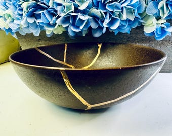 Kintsugi Schüssel, braune irdene Keramik mit Goldreparatur, keramisches Kunst-Stück für Hauptdekor