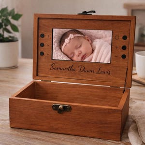 Baby Gift Personalized Video Memory Box – Engraved Baby Keepsake Box with Screen, Digital Newborn Gift Bild 2
