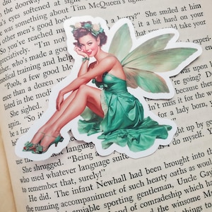 Grüner Pin-Up Fee Aufkleber – Cottagecore & Fairycore Vibes, Vintage Pin-Up Stil Vinyl Aufkleber für Planer, Geschenke, Dekor, Laptop Aufkleber