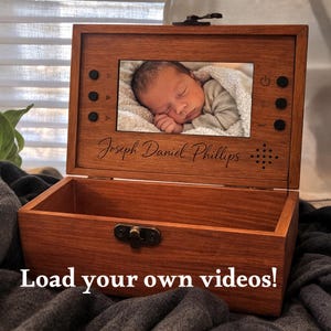 Baby Gift Personalized Video Memory Box – Engraved Baby Keepsake Box with Screen, Digital Newborn Gift Bild 1