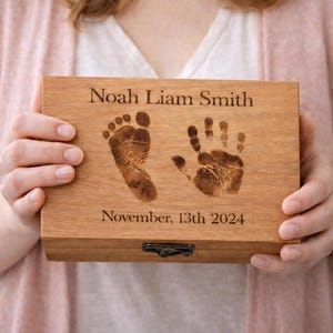 Baby Gift Personalized Video Memory Box – Engraved Baby Keepsake Box with Screen, Digital Newborn Gift Bild 3