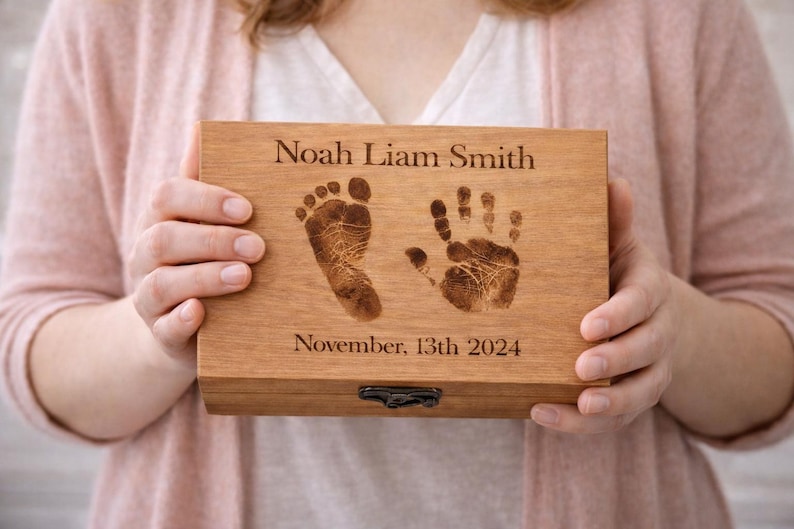 Baby Gift Personalized Video Memory Box – Engraved Baby Keepsake Box with Screen, Digital Newborn Gift Bild 3