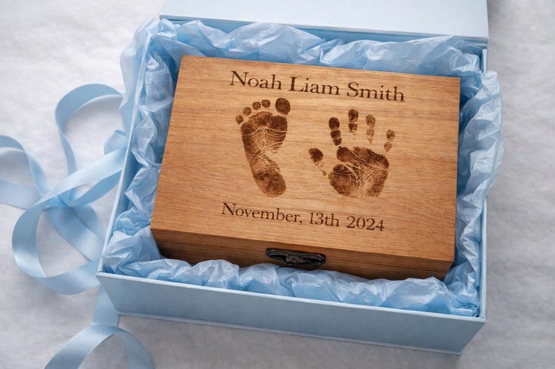 Baby Gift Personalized Video Memory Box – Engraved Baby Keepsake Box with Screen, Digital Newborn Gift Bild 4