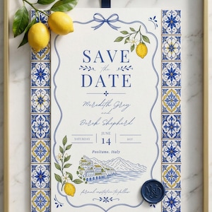Puede incluir: Una invitación de boda enmarcada con un tema de limones. La invitación presenta el texto "Save the Date" y los nombres Meredith Grey y Derek Shepherd. La fecha es el 14 de junio de 2027, en Positano, Italia. El marco es dorado y la invitación está decorada con limones y azulejos azules y amarillos.