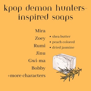 Könnte beinhalten: Ein Bild auf gelbem Hintergrund mit dem Text "kpop demon hunters-inspired soaps". Das Bild listet Seifennamen und Zutaten auf, darunter Sheabutter, Pfirsichfarbe und getrockneter Jasmin. Eine Zeichnung eines Seifenstücks und eines Rosmarinzweigs ist ebenfalls enthalten.
