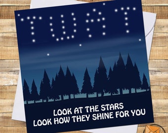 Op de afbeelding: Een kaart met een donkerblauwe achtergrond en witte sterren die het woord "TUF" in de lucht vormen. De kaart heeft een silhouet van een bos met bomen voor de sterren. De tekst "LOOK AT THE STARS LOOK HOW THEY SHINE FOR YOU" staat onderaan de kaart gedrukt.