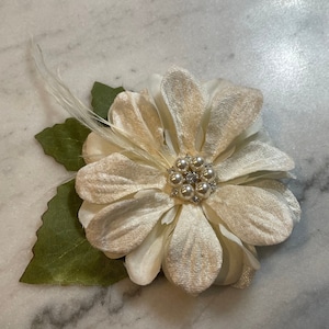 Ivory flower hair clip, Bridal feather Fascinator, bridal hair clip, wedding hair accessory, ivory feather Clip, ostrich feather photo prop