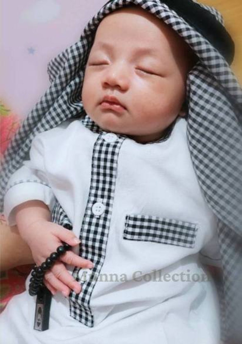 Baby boys abaya full sets for age 0-24 months white Black checkered lis image 3