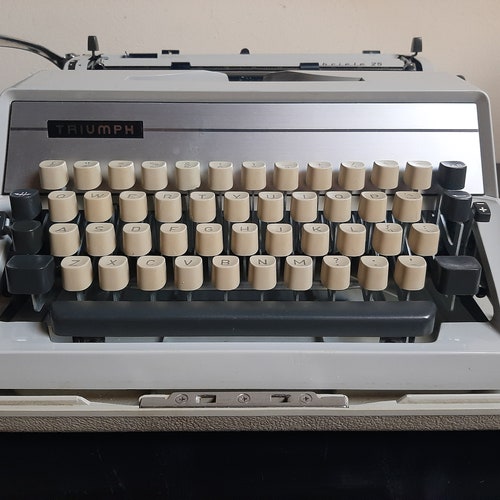 Triumph 25 Gabriele typewriter shops in good condition