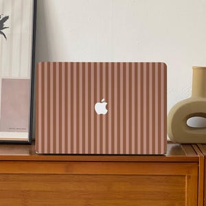 Funda para MacBook New MacBook con diseño de rayas de canela, compatible con MacBook Pro de 16 pulgadas (M1/M2/M3) de 2026, MacBook Pro de 14 pulgadas, MacBook Air de 16 pulgadas con Touch Bar y MacBook Pro de 13,6 pulgadas (M2), MacBook Pro de 13,6 pulgadas y MacBook Pro de 2026. Funda rígida para MacBook Neo.