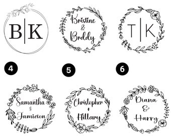 Könnte beinhalten: Sechs verschiedene Hochzeits-Monogramm-Designs mit floralen Kränzen. Jedes Design zeigt die Initialen und Namen eines Paares. Die Designs sind in Schwarzweiß.