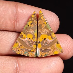 Elegante pietra preziosa sciolta a forma di triangolo di diaspro naturale di frutta di alta qualità per la creazione di gioielli, 25,10 ct, 26 x 15 x 5 mm, GA-16199