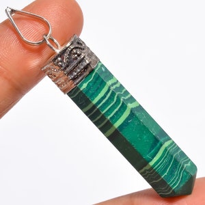 Stupendo ciondolo in pietra tagliata a forma di matita in malachite di qualità superiore da 2,1" 5,7 g, 41 x 10 mm GA-195