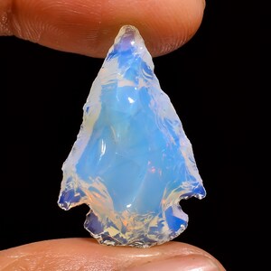 Pierres précieuses brutes classiques en forme de pointe de flèche en opalite de qualité supérieure pour la fabrication de bijoux, 13 carats. 28X18X7 mm GA-230