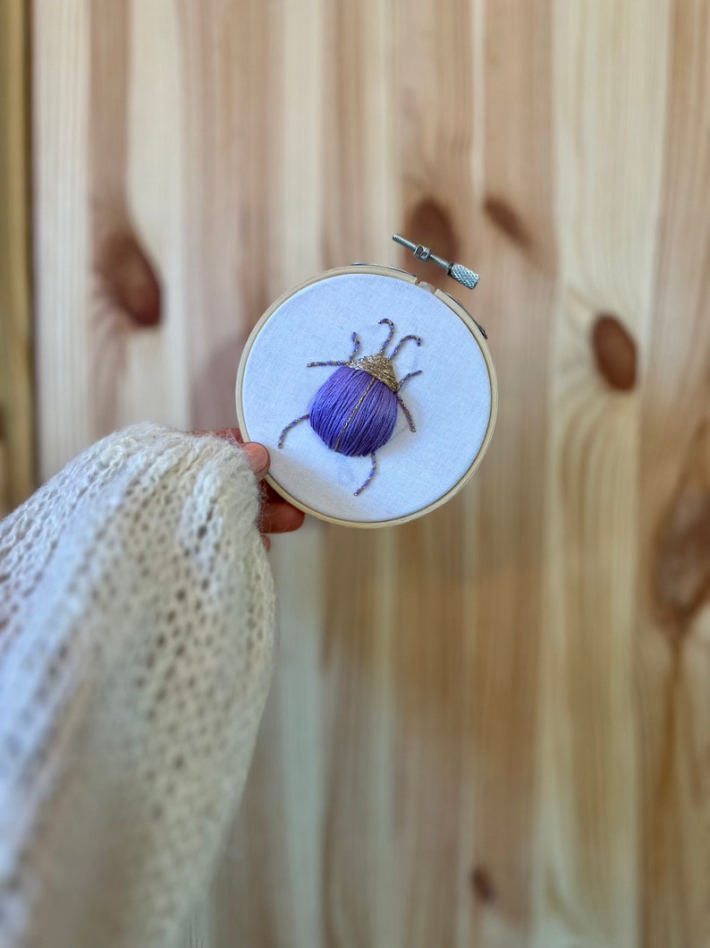 Klassischer gestickter Käfer handgestickte Insekten Käfer Wandbild bunte Insekten Fantasie Käfer Dekoration Lila