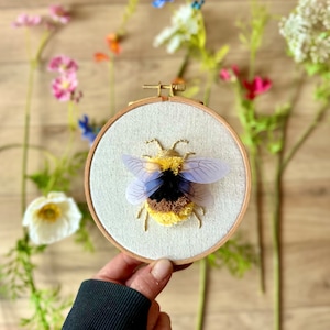 Käfer Hummel Fantasie mit Flügel gestickt Stickerei Insekt bunt fliegendes Insekt Bild 1