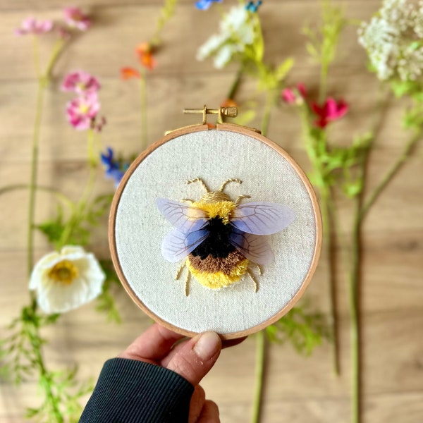 Käfer Hummel Fantasie mit Flügel gestickt Stickerei Insekt bunt fliegendes Insekt