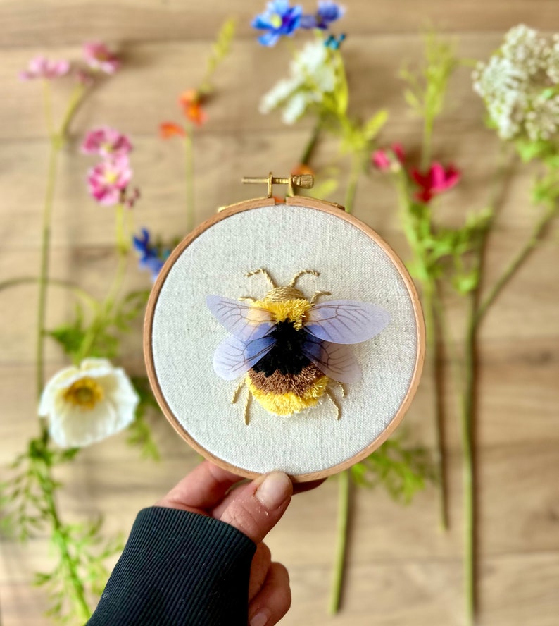 Käfer Hummel Fantasie mit Flügel gestickt Stickerei Insekt bunt fliegendes Insekt Bild 1