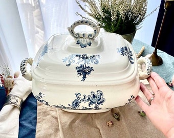 Lovely vintage large tureen, serving or vegetable dish with lid. Blue and white. Vintage Italian 2 Piece Porcelain Serving Piece/Tureen