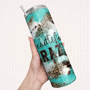 Peut inclure: Un gobelet turquoise et imprim&eacute; l&eacute;opard avec une finition paillet&eacute;e. Le gobelet porte une inscription noire et blanche qui dit "Beautiful Crazy".