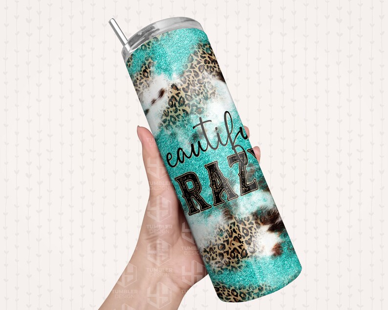Peut inclure: Un gobelet turquoise et imprim&eacute; l&eacute;opard avec une finition paillet&eacute;e. Le gobelet porte une inscription noire et blanche qui dit "Beautiful Crazy".
