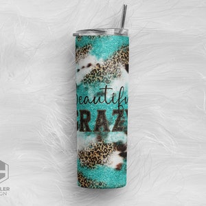 Peut inclure: Un gobelet turquoise et blanc avec un motif l&eacute;opard et le texte "Beautiful Crazy".
