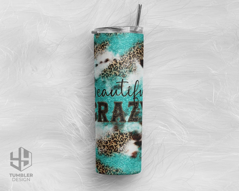 Peut inclure: Un gobelet turquoise et blanc avec un motif l&eacute;opard et le texte "Beautiful Crazy".