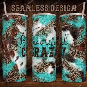 Peut inclure: Un gobelet turquoise et marron avec un motif en peau de vache et l&eacute;opard. Le gobelet porte le texte "Beautiful Crazy".