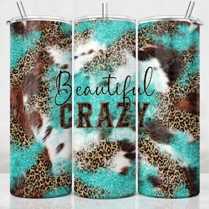 Peut inclure: Un gobelet turquoise et marron avec un motif de peau de vache et de l&eacute;opard. Le gobelet porte l'inscription "Beautiful Crazy".