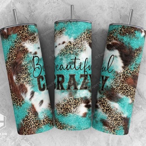 Peut inclure: Trois gobelets en acier inoxydable avec un motif l&eacute;opard turquoise, marron et blanc. Les gobelets ont un motif imprim&eacute; de peau de vache noir et blanc et le texte "Beautiful Crazy" en noir.