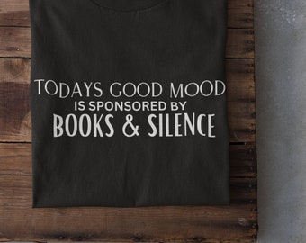 La bonne humeur d'aujourd'hui est sponsorisée par Books & Silence T-shirt | T-shirt amoureux des livres | Cadeau amoureux des livres | Choses préférées des lecteurs