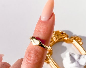 HEART SIGNET RING, 18K Gold Signet Ring, Dainty Gold Heart Ring, Minimalist Gold Ring, Pinky Ring, Heart Gold Band, Dainty Signet Ring
