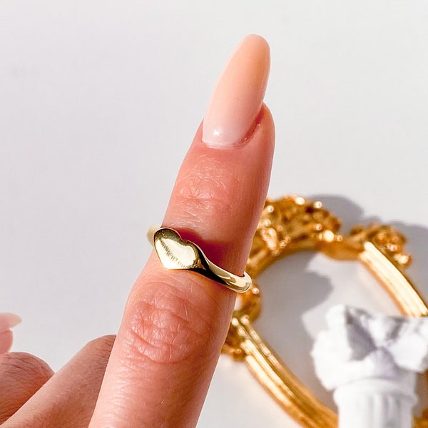 HEART SIGNET RING, 18K Gold Signet Ring, Dainty Gold Heart Ring, Minimalist Gold Ring, Pinky Ring, Heart Gold Band, Dainty Signet Ring