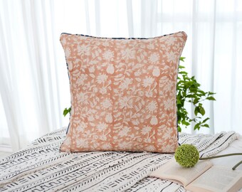 Federa per cuscino in lino con stampa floreale a mano: arredamento in stile boho-chic