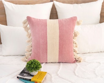 Almohada de tiro de rayas rosa suave chenilla moderna, almohada boho, almohada de 20x20, decoración de granja, cojines decorativos, almohada rosa con borlas