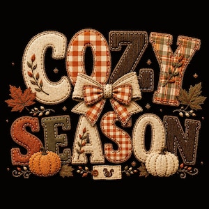 Peut inclure: Un motif graphique sur fond noir avec le texte COZY SEASON en lettres style broderie. Les lettres intègrent des motifs à carreaux, unis et texturés dans des tons orange, marron et crème. Un nœud central à carreaux, des feuilles et deux citrouilles.