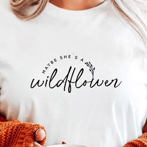ワイルドフラワー SVG PNG PDF、彼女はワイルドフラワー SVG、インスピレーション SVG、ポジティブな引用 SVG、ティーンガールシャツ SVG、Cricut 用カットファイル