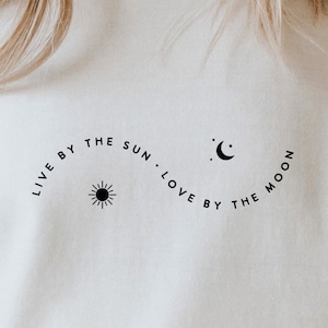 Live By The Sun Love By The Moon SVG PNG PSD, Citazioni ispiratrici in formato Svg, Sole e luna in formato Svg, Png celeste, Alba in formato Svg, Inspirational Svg